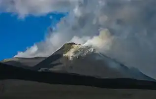 梦境中的烈焰狂舞，一场奇异的火山梦之旅，梦见火山